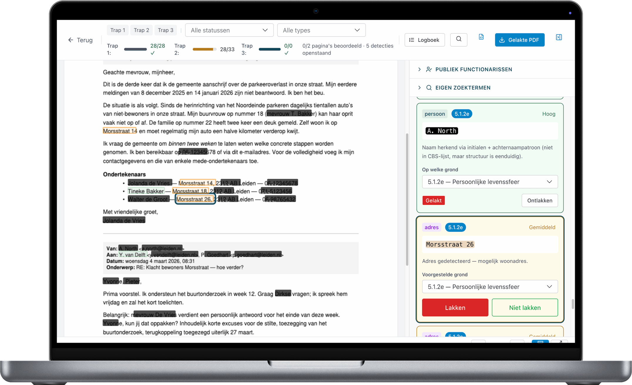 Screenshot van de WOO Buddy review-interface met gelakte tekstpassages en een zijbalk met gedetecteerde persoonsgegevens.